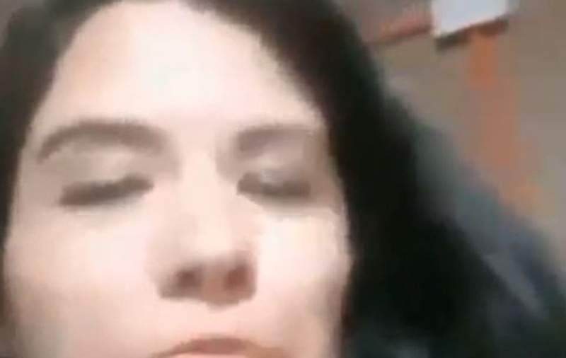 S-a filmat în timp ce-și bătea fetița. "Uite ce îi fac pentru că nu o iubesc" | VIDEO