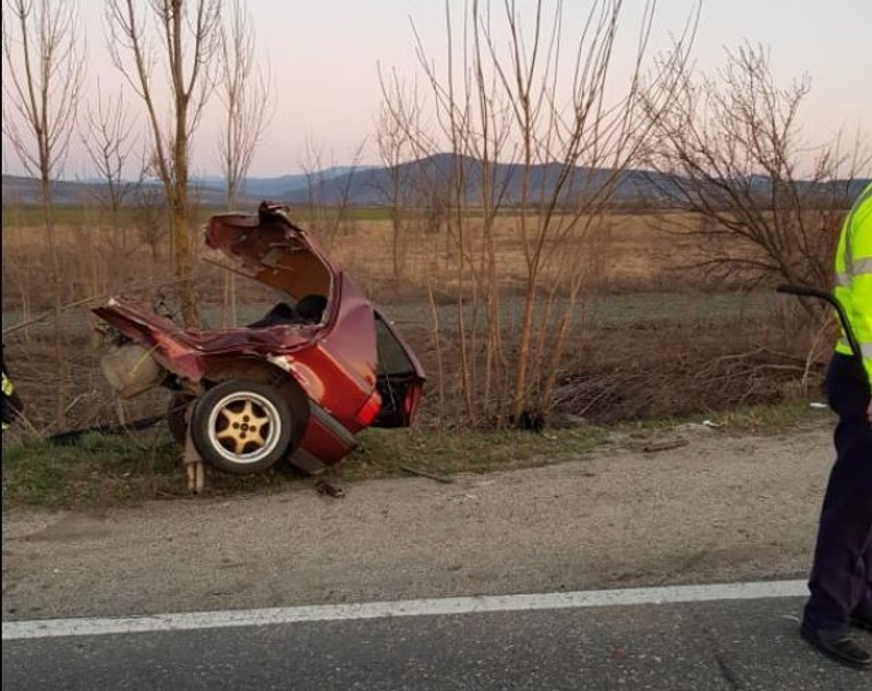 O persoană a murit și cinci au fost rănite, după impactul dintre o maşină şi un autocar pe un drum din Timiș