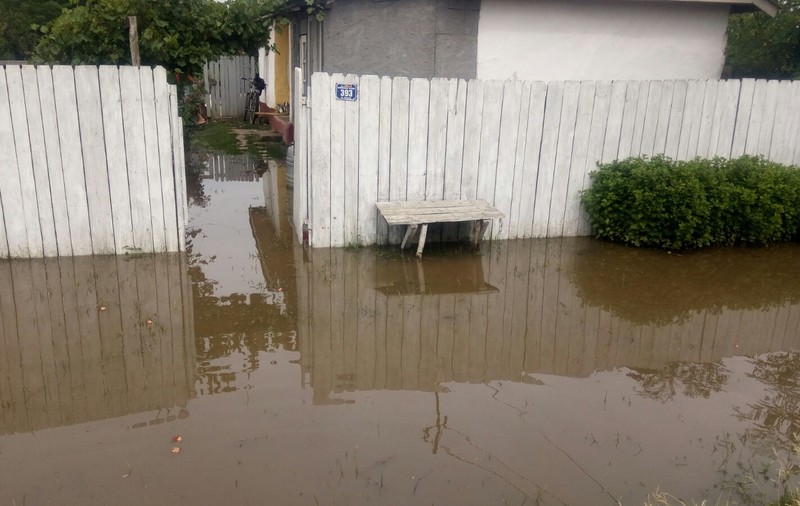Zeci de locuinţe din şapte localităţi au fost inundate, în judeţul Braşov. Imagini șocante cu prăbușirea unui pod din cauza apelor dezlănțuite / FOTO&VIDEO