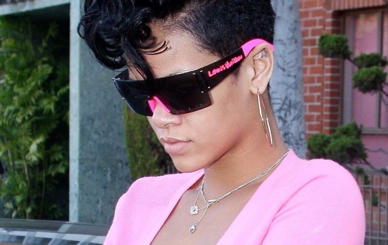Rihanna i-a cerut iertare mamei sale, după ce au fost publicate pozele cu ea goală