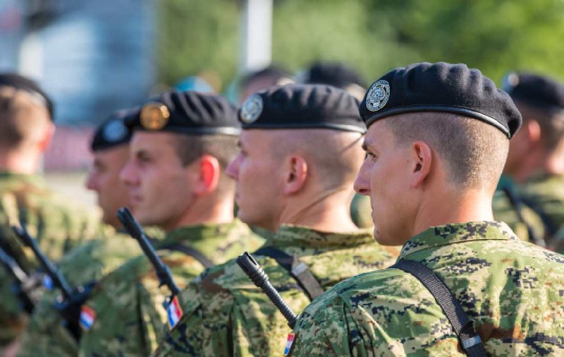 O țară din Uniunea Europeană reintroduce serviciul militar obligatoriu. Care este durata stagiului
