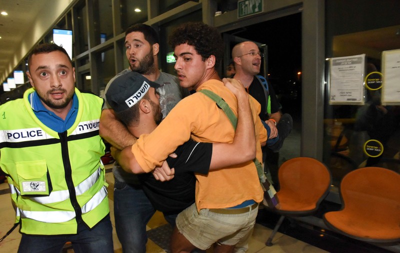 Un internațional român a privit șocat scena atentatului terorist din Israel. ^Era în zona în care un palestinian a ucis un soldat și a rănit alte 11 persoane. Atacatorul a fost lichidat de forțele de securitate. În haosul creat a mai fost omorât un om!