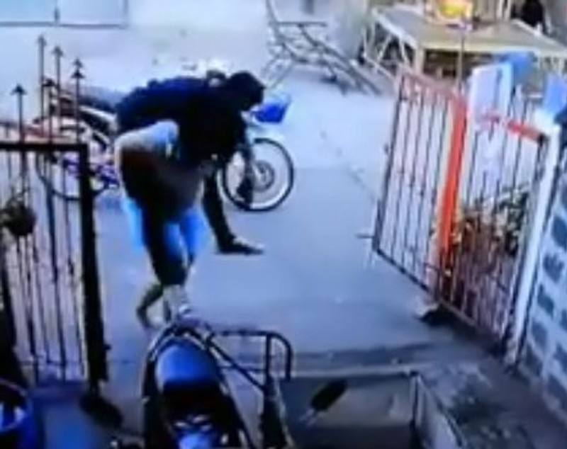 Poate fi desemnată cea mai bună soție din lume: și-a cărat în spate soțul beat mort până-n pat | FOTO