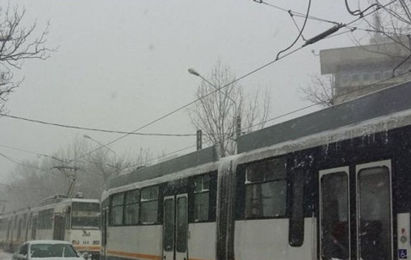 Circulaţia tramvaielor de pe linia 41, blocată din cauza zăpezii
