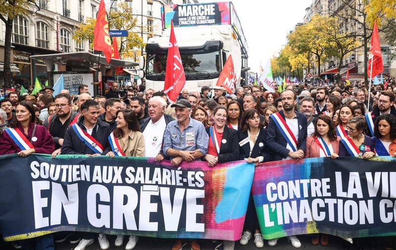 Tensiuni în creștere în Franța: guvernul lui Macron, în fața unui val de greve și proteste majore, pe fondul scumpirii vieții