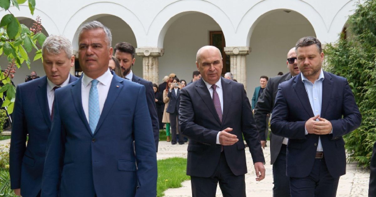 Ilie Bolojan (CL), liderul Partidului Național Liberal (PNL) și prim-ministru al României, pleacă însoțit de mai mulți lideri PNL după consultările cu președintele român Nicușor Dan la Palatul Cotroceni.