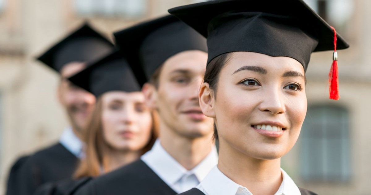 Studenți în timpul ceremoniei de absolvire