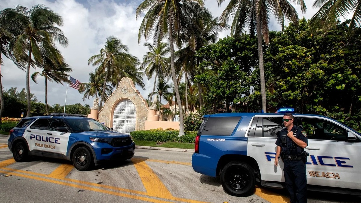 Imagine ilustrativă cu polițiști în jurul reședinței lui Donald Trump de la Mar-a-Lago, în Florida