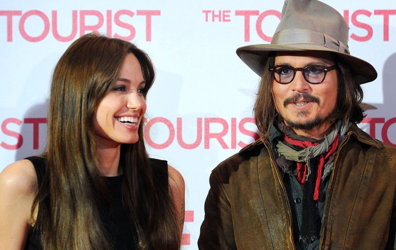 Johnny Depp, abuzat de bulldogul Angelinei Jolie