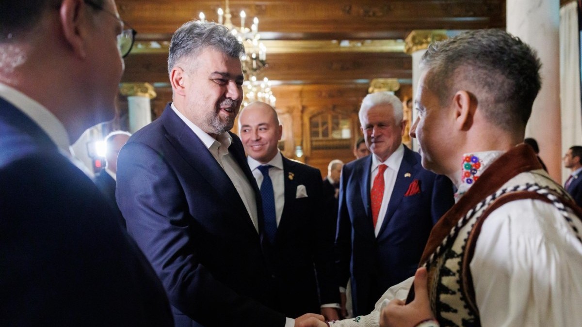Premierul Marcel Ciolacu si ambasadorul Romaniei in SUA, Andrei Muraru (plan depărtat). Foto: Guvernul Romaniei