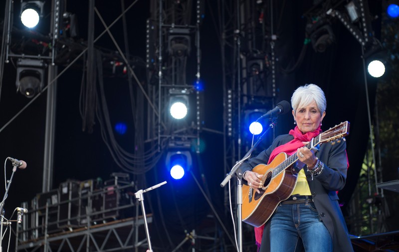 Joan Baez nu a putut intra într-un club din cauza pantofilor pe care îi purta