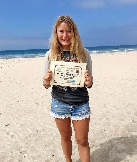 Nathalie Pohl, cu diploma care atestă că a stabilit un record mondial.