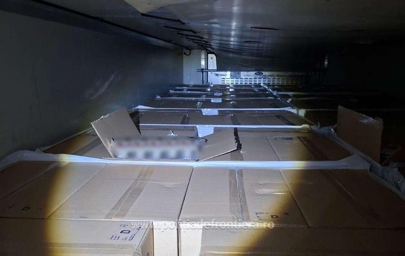 Doi șoferi de TIR din Polonia au rămas fără camioane, dar și fără marfa de 16.000.000 de lei după ce polițiștii de la Calafat au rupt sigiliile
