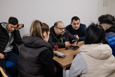 Consilierul Nicu Ion îi ajută pe imigranții români la centrul comunitar românesc din Newcastle. Tinerii cu care vorbește nu au primit pre-settled, statutul de rezidență post-Brexit, și acum Nicu îi ajută să aplice din nou.