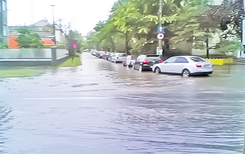 O furtună a transformat străzile din Timişoara în râuri | Vijeliile vor pune de mâine stăpânire pe toată ţara