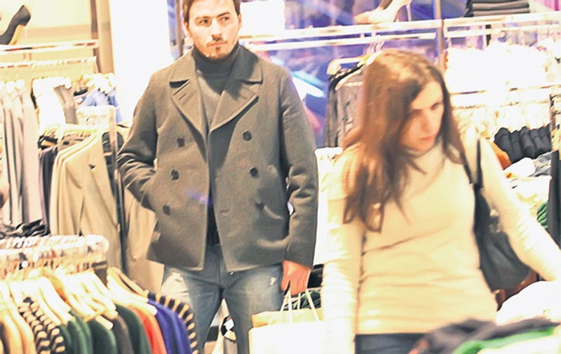 Adrian Cristea ţine sacoşele Biancăi Drăguşanu la cumpărături!