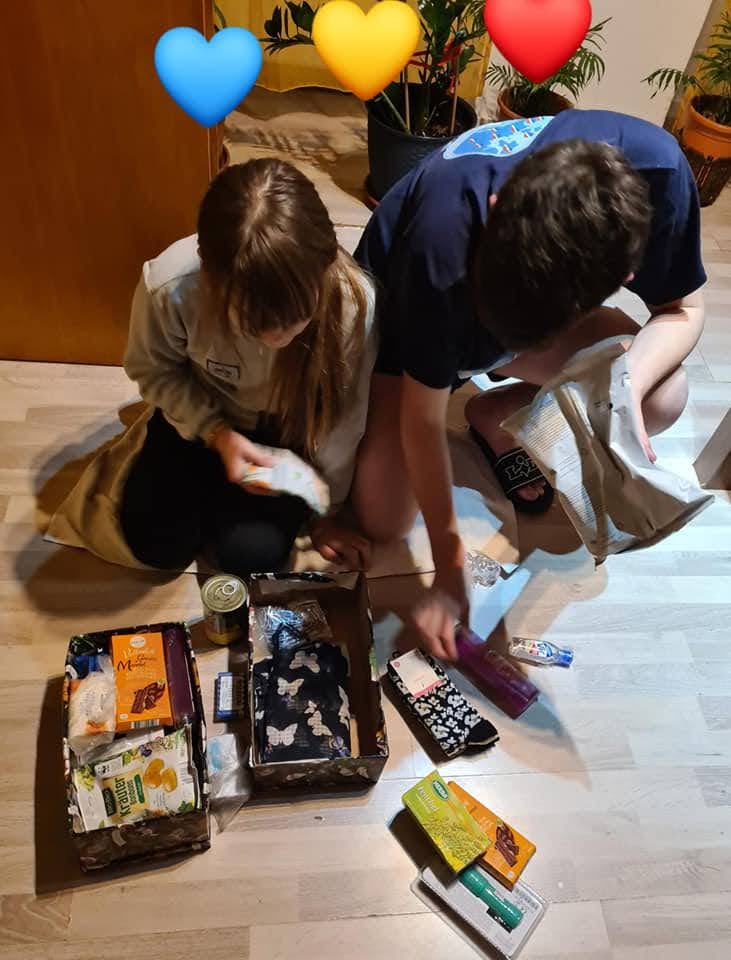 Familiile românilor din diaspora au pregătit cadourile pentru a fi trimise în țară. Foto: eroidecraciun.ro