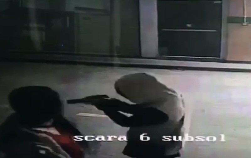 VIDEO | Tineri deghizaţi în femei au tâlhărit un bărbat folosind electroşocuri!