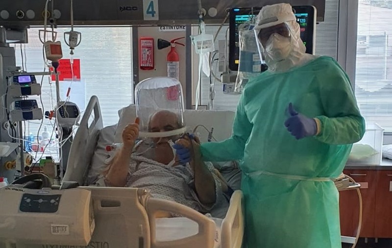 Un medic ATI din Cluj îi îngrijește pe bolnavii de COVID-19 aplicând ce a învățat în Italia. Rata de supraviețuire din secția lui e printre cele mai mari din țară