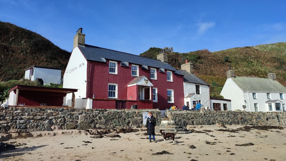Porthdinllaen, Gwynedd, Țara Galilor, 21 octombrie 2023. Barul „Ty Coch” (Casa Roșie).