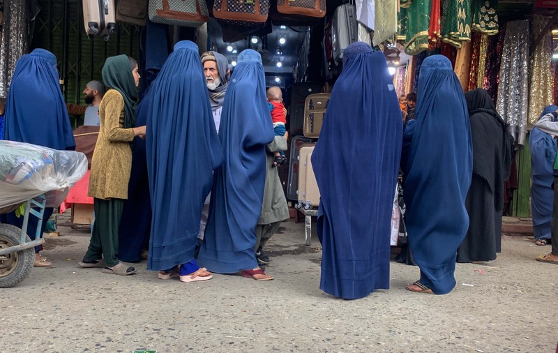 Amendă de până la 1.000 de euro pentru femeile care poartă burka în public, în Elveția