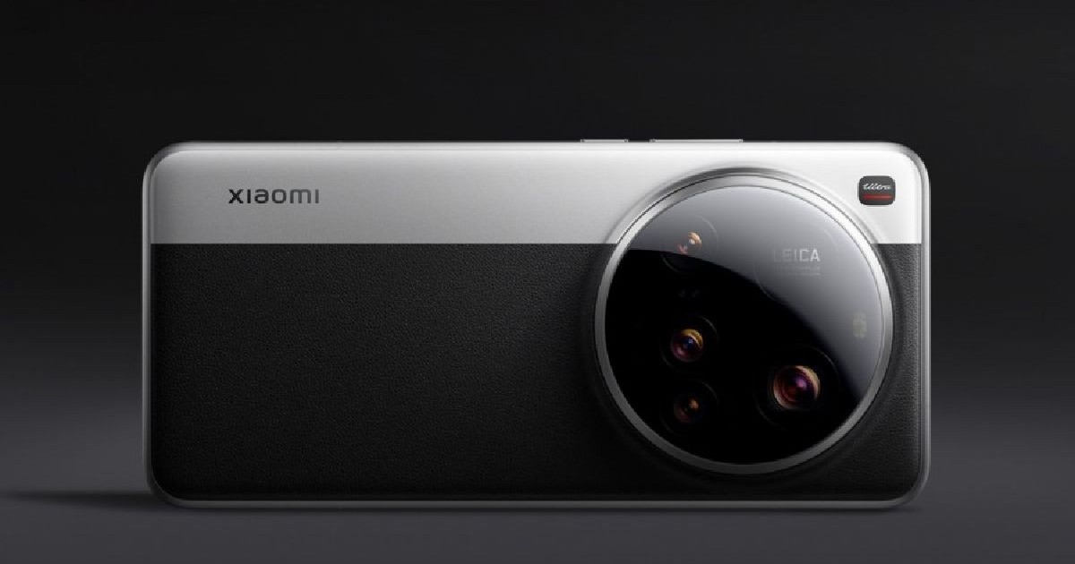 Un telefon Xiaomi 15 Ultra, de culoare gri cu negru, așezat în fața unui fundal gri închis.