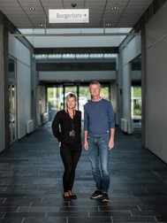 Kåre Holdt Madsen și Almina Nikontovic, cei doi consilieri pentru migranți de la primăria municipului Frederikshavn, din care fac parte localitățile Skagen Frederikshavn și Sæby. Fotografia este făcută în primăria din Frederikshavn, iar deasupra celor doi scrie în daneză „Piața civică”