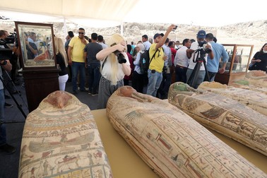 Sarcofagele descoperite după săpăturile din necropola Saqqara Foto: EPA