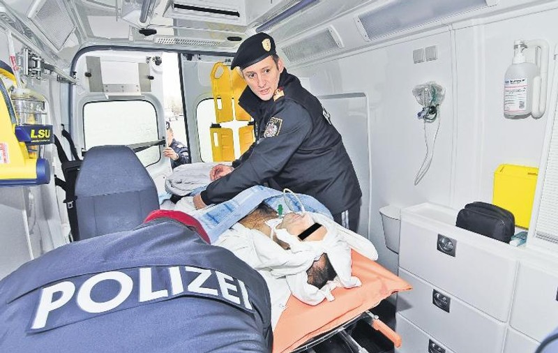 Părinții lui Codruţ Oprea, poliţistul băgat în comă de «Danezu'» acum 15 luni, la Târgoviște, lansează o ipoteză-șoc! A fost agentul bătut de medici?