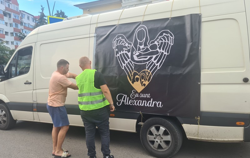 „Vomit de durere, vă rog, ajutați-mă să nasc!” Botoșănenii își mărturisesc în stradă propriile drame trăite în spitalul unde o tânără a murit în așteptarea medicilor