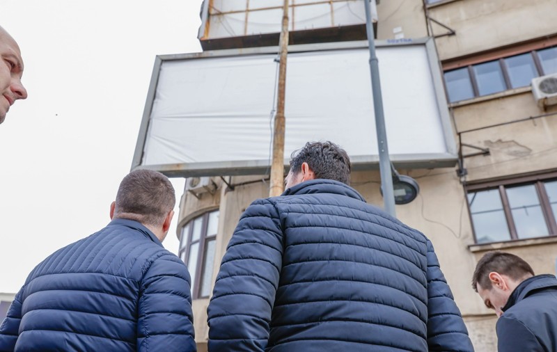 Primăria București demontează stâlpii de iluminat vechi. Ciprian Ciucu: „Nu înțeleg cum de nu i-a văzut nimeni”