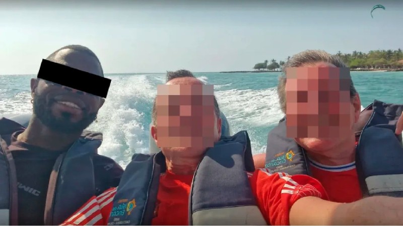 Albert A. (62 de ani, centru) și partenerul său Paul L. (71, dreapta), în vacanță în Columbia cu Yostin M., care l-a ucis ulterior