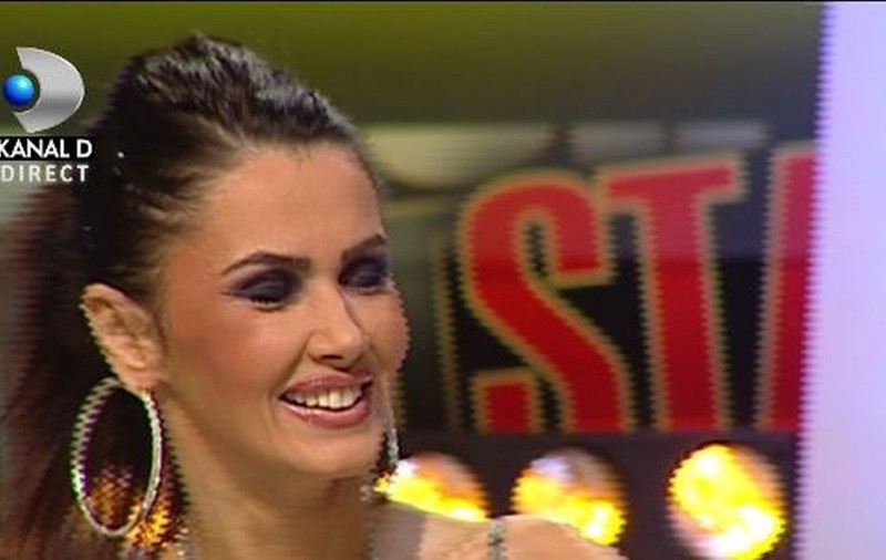 FIŢĂ de FIŢĂ! OANA ZĂVORANU se LAUDĂ cu CEL MAI MIC TELEFON din LUME!| FOTO