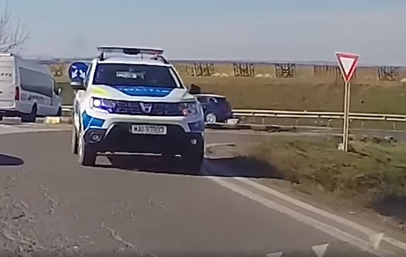 VIDEO | Polițist filmat circulând pe contrasens, pe un drum național. Cum l-au sancționat colegii