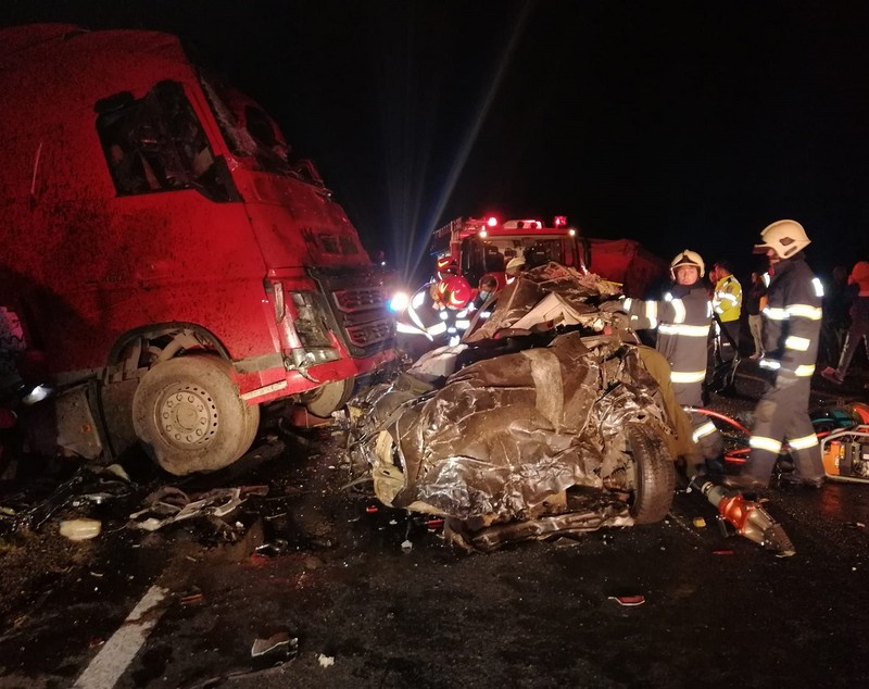 Filmul accidentului cu patru morți de la Cornea. Fiul de 14 ani al șoferului vinovat a fost scos după 2 ore de sub camion
