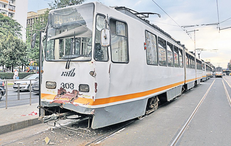 Accident cu 6 răniţi uşor | Tramvaiele s-au ciocnit din cauza asfaltului?