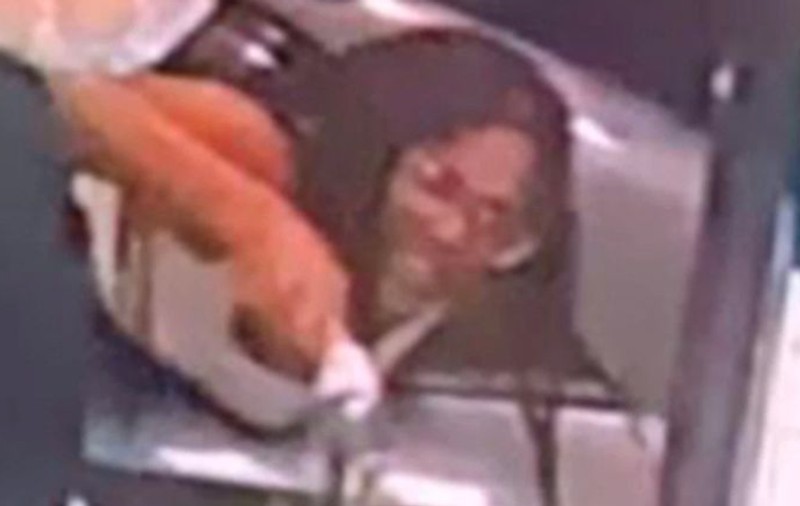 O femeie a aruncat o sticlă cu “fluide umane” în interiorul unui drive-thru