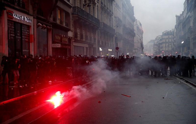 Francezii renunţă la grenadele care au lăsat mai mulţi protestatari infirmi