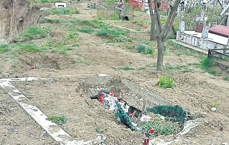 Jale într-o comună din Buzău | Le fug morții din morminte!