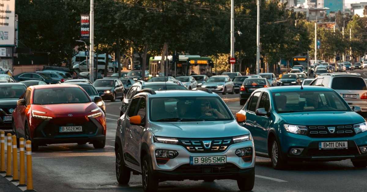 Mașini în trafic, pe o stradă din București, cu un trafic aglomerat