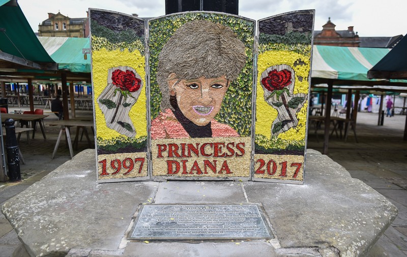 FOTO | Un portret al prințesei Diana realizat din flori a stârnit controverse într-un oraș britanic. "E o insultă!"