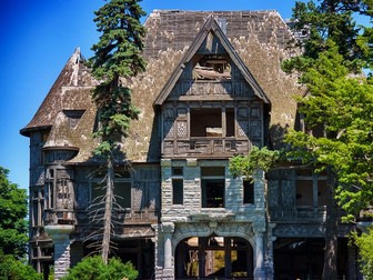 Clădirea nu mai are geamuri și uși FOTO: Andrea M. Parisi / Realtor.com