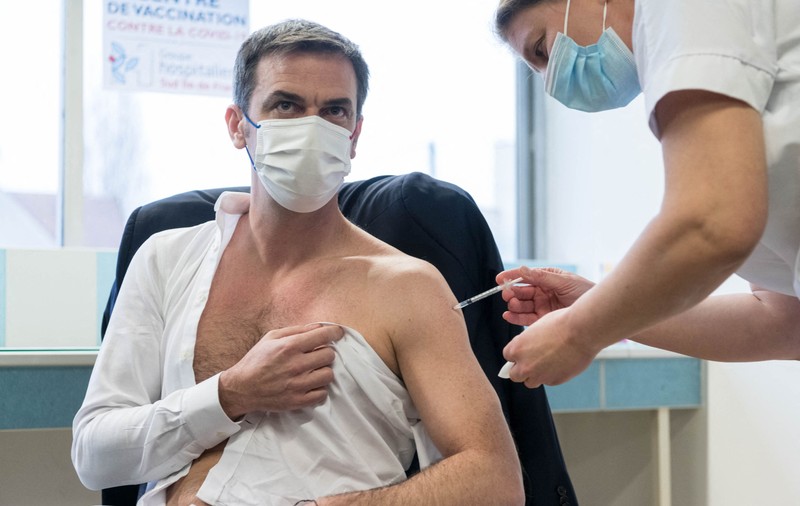 Ministrul francez al sănătății a făcut rapelul cu Moderna, după ce primise prima doză cu vaccinul AstraZeneca