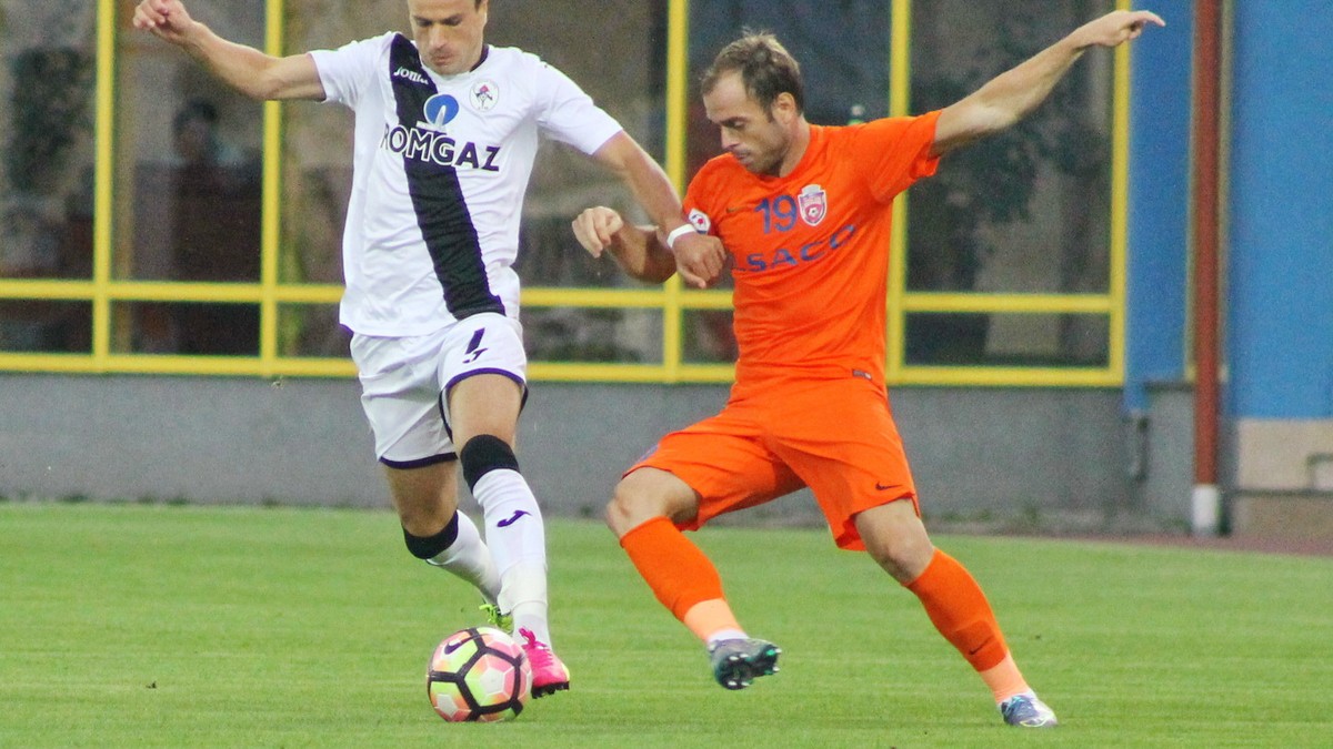 Azdren Llullaku (stânga), în timpul unui meci Gaz Metan Mediaș - FC Botoșani. (FOTO: EPA)