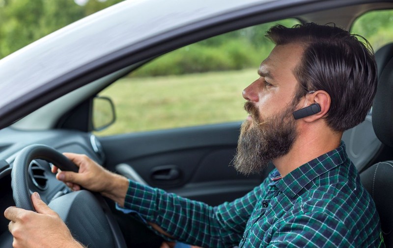Ce accesorii pentru smartphone trebuie să ai în mașină când pleci în călătorie