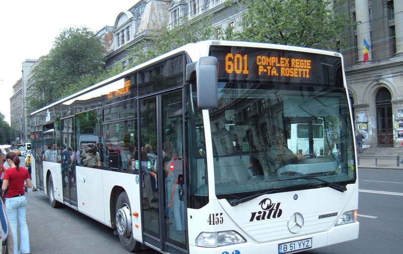 RATB vrea MAJORAREA TARIFELOR şi GRATUITATE doar pentru pensionarii cu venituri până în 1.500 de lei. Cât vor costa BILETELE