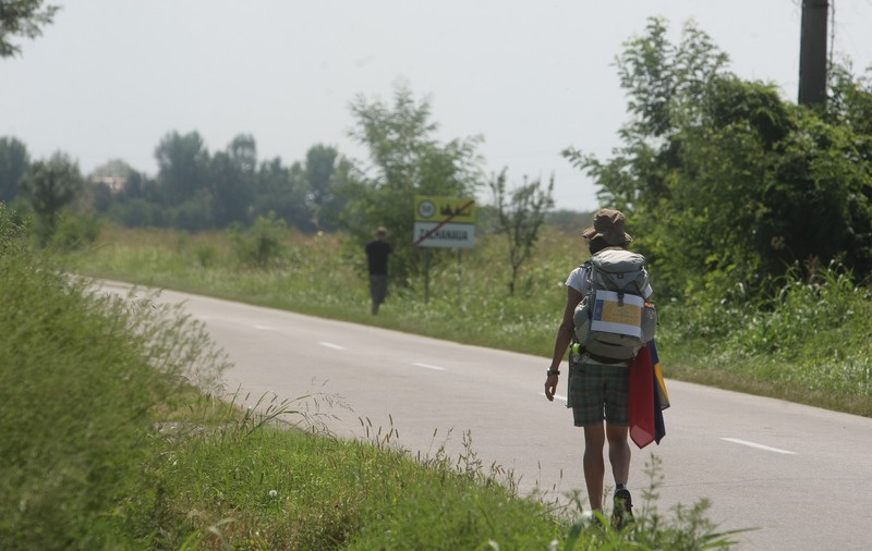 VIDEO/ A mers 600 de kilometri pe jos, pentru educaţie. Povestea româncei care a renunţat la o viaţă de vis în Elveţia pentru a-i ajuta pe copii