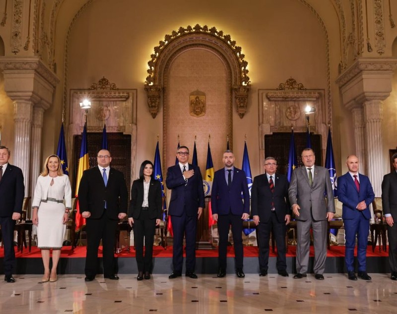 Imaginile nevăzute la dezbaterea electorală de la TVR, la care n-a vrut să vină George Simion. Ce carte citea Victor Ponta