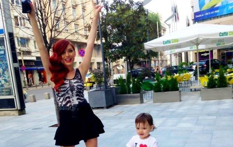 Elena Gheorghe, o mămică fericită! Mândreţea ei de băieţel împlineşte un an şi jumătate!