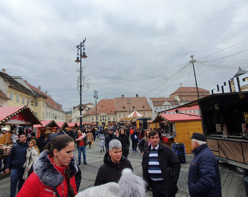 Provincia ține pasul cu Bucureștiul la capitolul Târgurilor de Crăciun. Maratonul vedetelor la Oradea, în timp ce Sibiul se laudă cu proiecții video spectaculoase